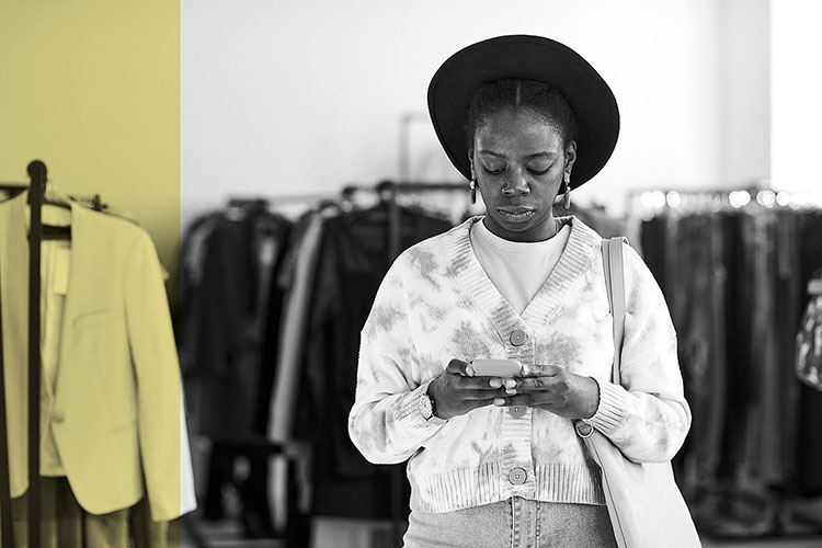 eine Kundin in einem LAden beim Onlinesopping