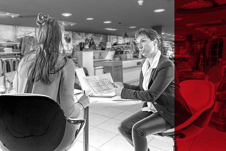 Gila Aberle mit einer Kundin im Gespräch